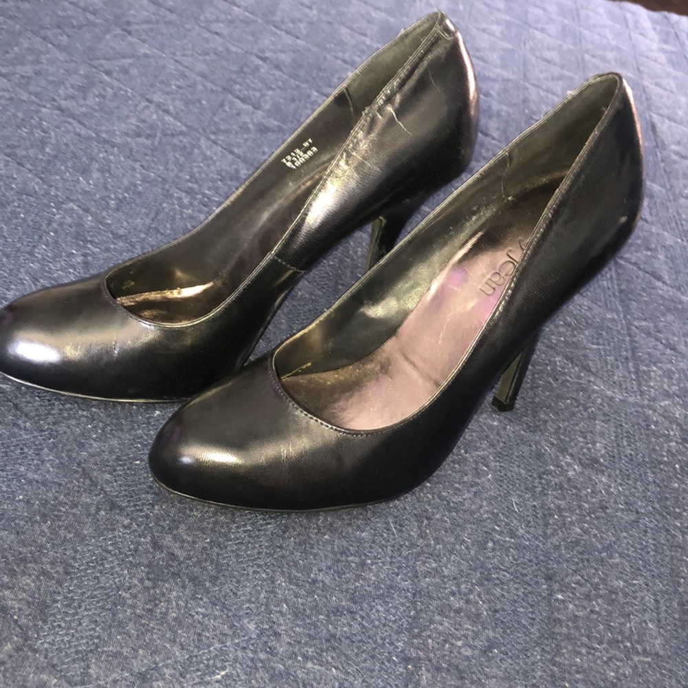 Black pumps